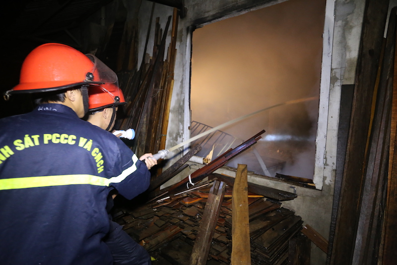 Hoả hoạn thiêu rụi xưởng gỗ lúc rạng sáng