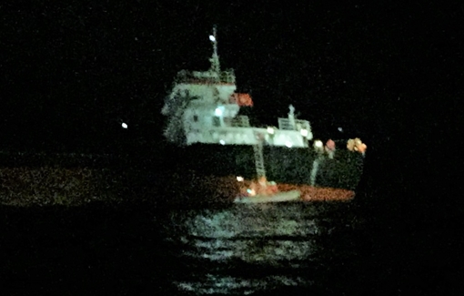 Tàu chở hàng có nguy cơ bị chìm, thuyền viên nhảy xuống biển