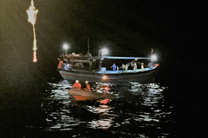 Cứu tàu cá cùng 8 thuyền viên gặp nạn