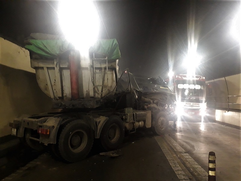 Hầm Hải Vân ách tắc do xe đầu kéo tông xe tải