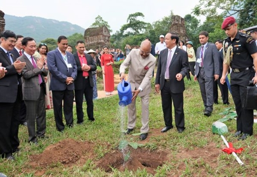 Tổng thống nước Cộng hòa Ấn Độ trồng cây Bồ đề đất Phật tại Khu di tích Mỹ Sơn