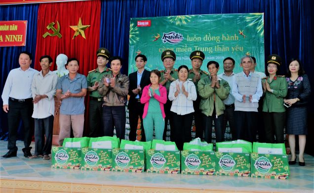 Báo CAND và bia Huda mang quà Tết đến với người dân xã Hòa Ninh
