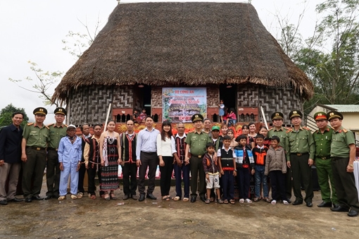 Mang quà tết nghĩa tình đến với đồng bào Cơ Tu Đà Nẵng