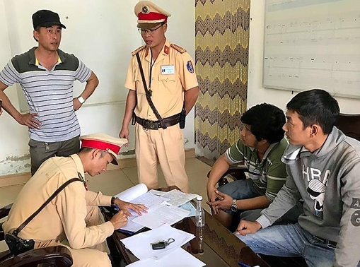 Phụ xe đầu kéo sử dụng ma túy đá, mang theo dao chọc tiết lợn