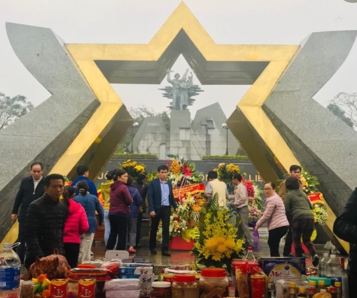 Nhiều đơn vị và người dân thăm viếng các nghĩa trang liệt sĩ dọc đường Trường Sơn