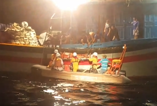 Vượt sóng xuyên đêm cứu ngư dân trên vùng biển Hoàng Sa