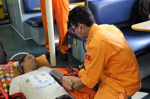 Cứu thuyền viên người nước ngoài bị bệnh nguy cấp