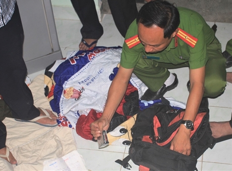 Ông bố nghiện giấu ma túy trong bàn học của con