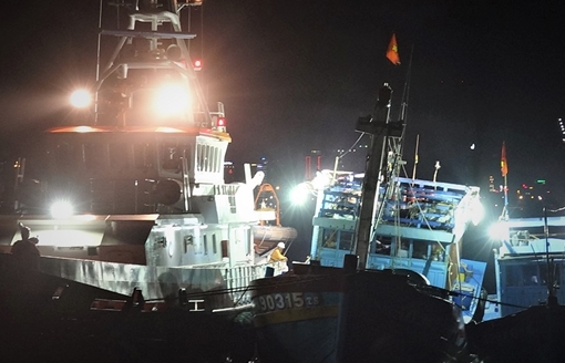 Cứu 16 ngư dân Quảng Nam gặp nạn tại vùng biển Hoàng Sa