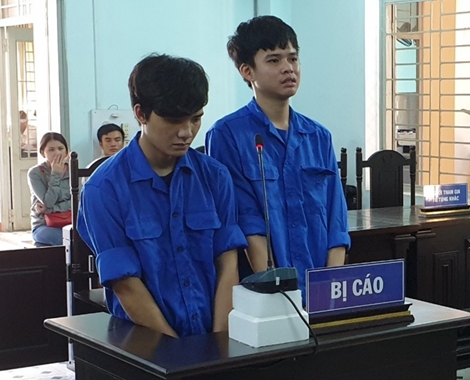 Phạt tù, tịch thu mô tô của 2 thanh niên ném đá vào lực lượng 911