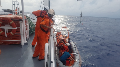 Cứu ngư dân bị tai biến nguy kịch trên vùng biển Hoàng Sa