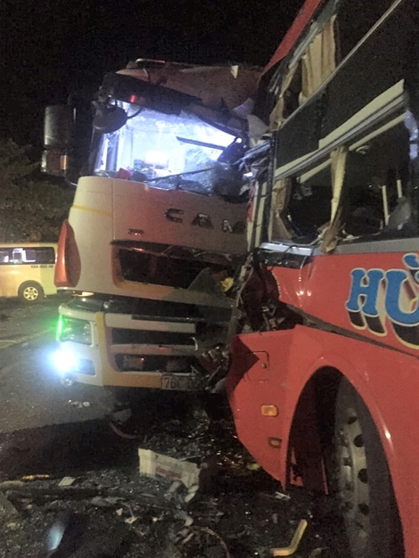 Xe khách đối đầu xe tải ở Hải Vân, tài xế tử vong trong cabin