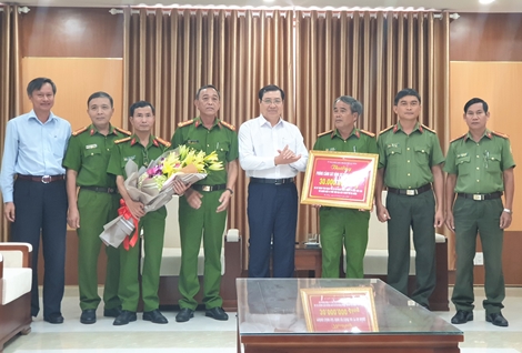 Khen thưởng đơn vị làm rõ vụ nhóm người Trung Quốc dụ thiếu nữ livestream cảnh sex