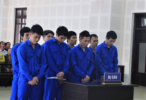 Ẩu đả sau cuộc nhậu tiễn bạn, 8 thanh niên lãnh án tù