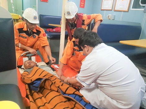 Cứu ngư dân bị nứt hở hộp sọ khi đang lao động trên biển