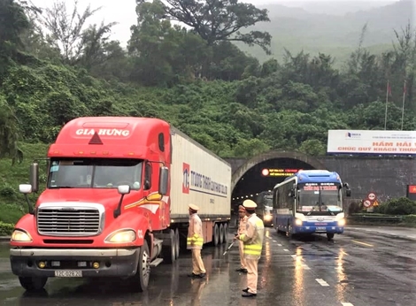 Lô rượu lậu nhiều tỷ đồng giấu trong container