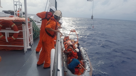 Bác sĩ Công an vượt trùng khơi cứu người