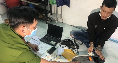 Làm bằng lái xe, bằng đại học giả rao bán trên mạng