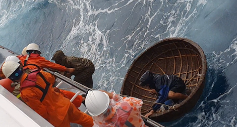 Cứu 2 ngư dân gặp nạn trên biển Cù Lao Chàm