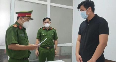 Bắt giam nhân viên ngân hàng chiếm đoạt tiền của khách