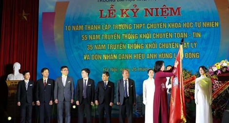 Trường THPT chuyên Khoa học Tự nhiên đón danh hiệu Anh hùng Lao động