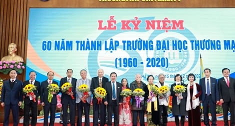 Trường Đại học Thương mại đón Cờ thi đua của Chính phủ