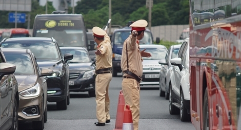 CSGT căng dây, phân làn phục vụ người dân trở lại thành phố