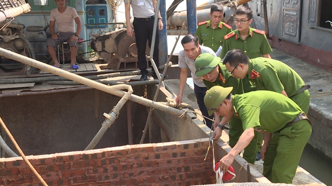 Bắt quả tang 6 tàu khai thác cát trái phép trên sông Đuống