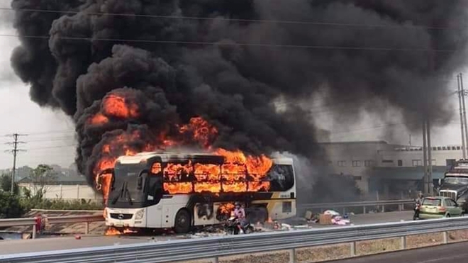 Hàng chục người thoát chết trong xe khách bị cháy