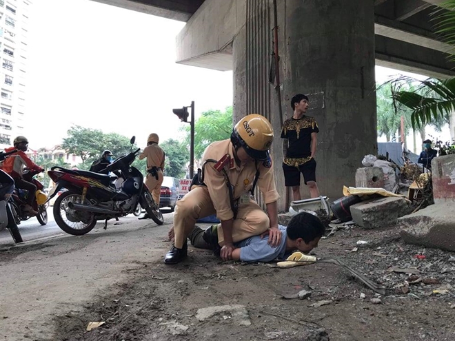 Tấn công CSGT để “cứu” bạn bị xử lí vi phạm nồng độ cồn