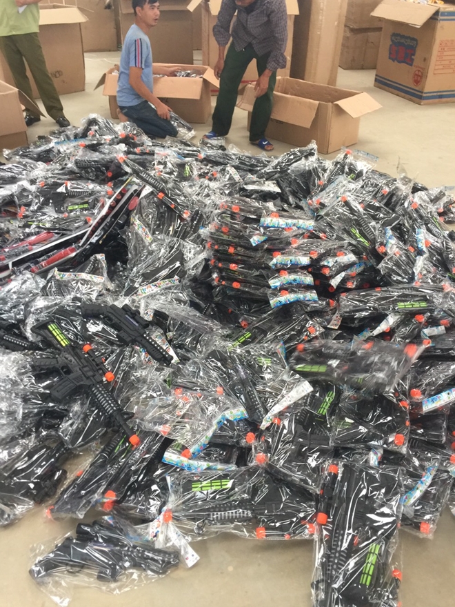 Gần 1.000 súng nhựa trên xe ô tô bị CSGT Thanh Hoá phát hiện