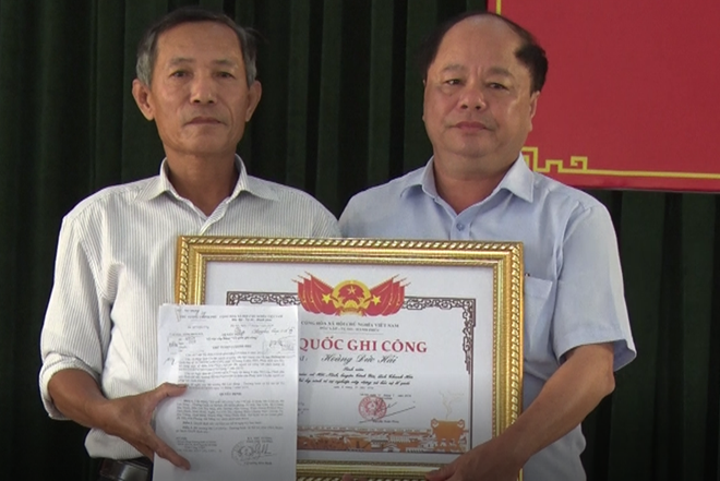 Trao bằng Tổ quốc ghi công cho gia đình nam sinh cứu sống 3 mẹ con đuối nước