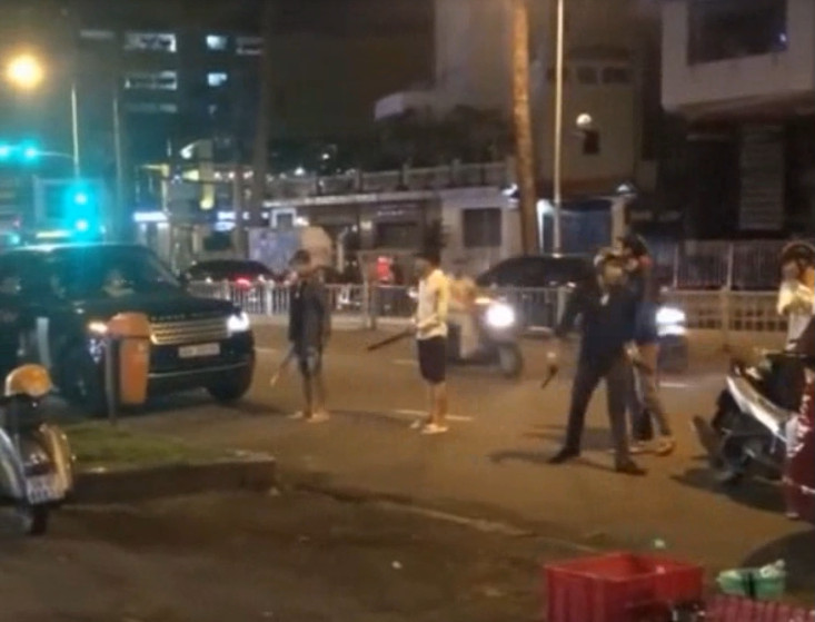 Mâu thuẫn trong làm ăn, 2 nhóm người dùng súng và mã tấu hỗn chiến