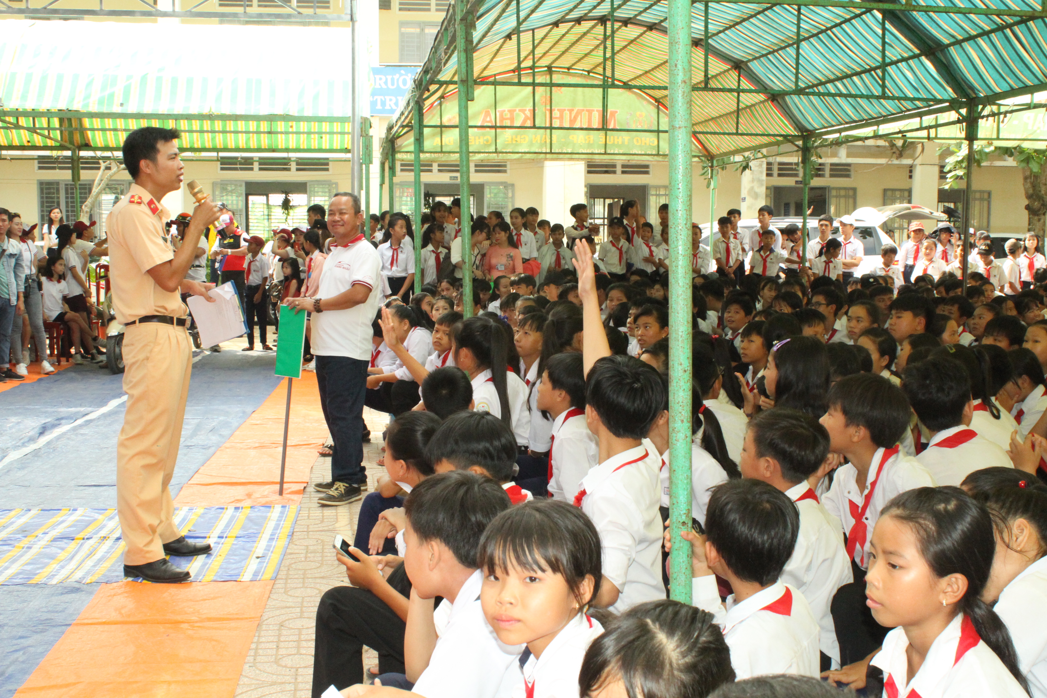 Tuyên truyền Luật Giao thông và tặng 1.000 MBH cho học sinh 