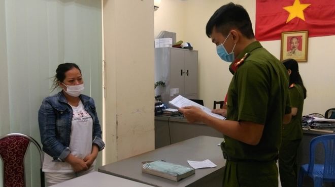  Tạm giam 4 bị can trong đường dây sản xuất, buôn bán găng tay y tế giả