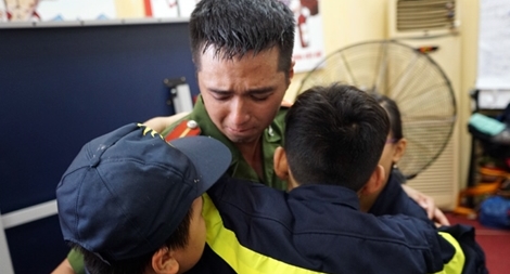 Bịn rịn giây phút chia tay Trại hè lính cứu hỏa khóa 1