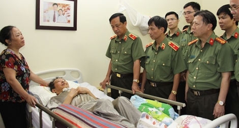  Thăm hỏi, tặng quà cán bộ, chiến sỹ có hoàn cảnh khó khăn