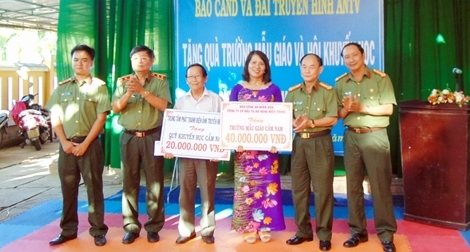 Đoàn công tác từ thiện - xã hội Báo CAND về với Cẩm Nam