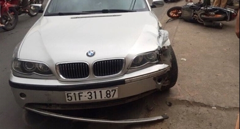 BMW “điên” lấn làn gây tai nạn, 2 bà cháu trọng thương