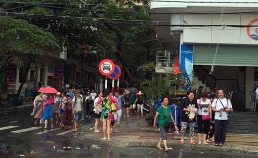 Hơn 300 du khách đang mắc kẹt ở đảo Cát Bà