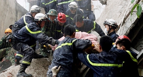 Ảnh dự thi tuần thứ 16: Cứu hộ ngôi nhà sập 43 Cửa Bắc 