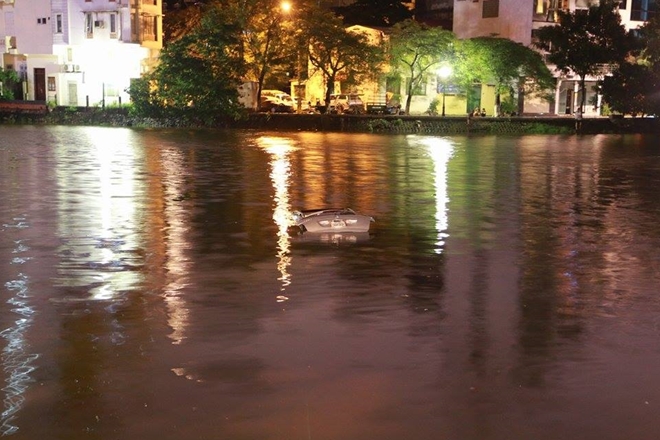 “Mãnh hổ” Mercedes ML350 lao xuống hồ như phim hành động