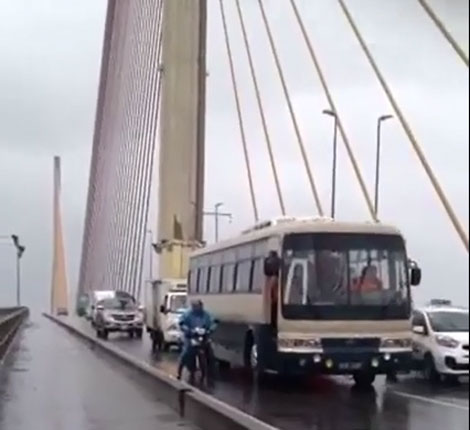 Xe của Học viện CSND chắn gió giúp người dân qua cầu Bãi Cháy trong mưa bão