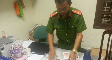 Nam thanh niên ra đường với 8 chiếc iPhone 7 trên người