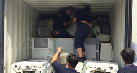 Khởi tố 2 chủ hàng nhập lậu 6 container hàng hóa