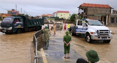 Nhiều vùng bị cô lập trong cơn lũ, số người chết tăng nhanh