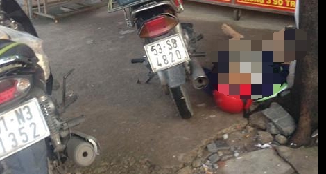 Người đàn ông đang dò vé số bỗng ôm ngực... tử vong