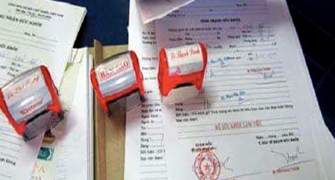 Làm giả con dấu, lên facebook rao bán giấy khám sức khỏe