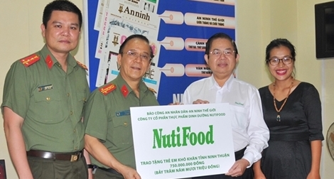 NutiFood cùng Báo CAND chia sẻ tấm lòng với đồng bào vùng lũ miền Trung 