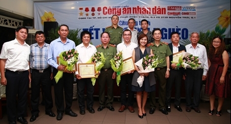 Chương trình “Tết vì người nghèo Xuân Đinh Dậu 2017” của Báo CAND: Đong đầy những sẻ chia